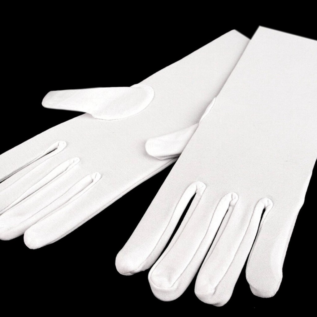 В мешке 24 белых перчаток. Белая перчатка Геншин. Перчатки в магазине. Белые перчатки мужские с рукавом. Перчатки белые форменные детские 2 пар.